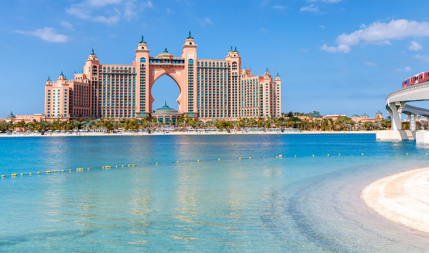 Luxushotel Atlantis The Palm in Dubai am türkisfarbenen Meer für den perfekten Strandurlaub.