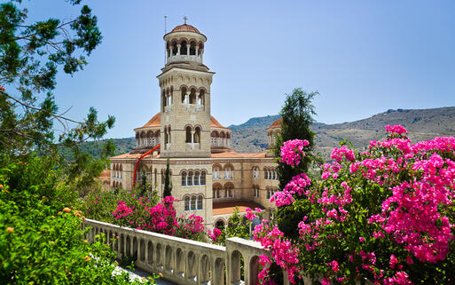 Die Kirche des heiligen Nektarios inmitten eines Blumenmeers © Tatiana Popova / Shutterstock.com