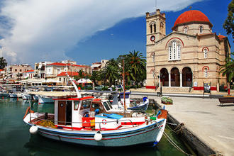 Die Panagitsa Kirche an der Hafenpromenade von Ägina-City © leoks / Shutterstock.com