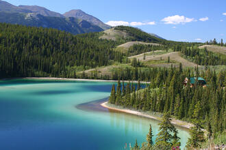 Der idyllische Emerald See, Yukon, Kanada © Steve Bower / Shutterstock.com