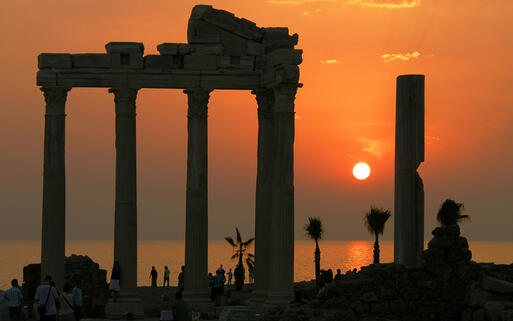 Apollo Tempel bei Sonnenuntergang © karnizz / shutterstock.com