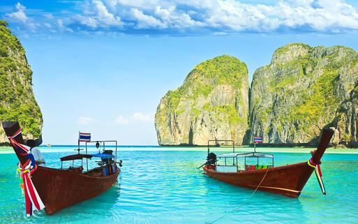 Traditionelle Thai-Botte in der Bucht Maya Bay auf Koh Phi Phi, Thailand © Khoroshunova Olga / Shutterstock.com
