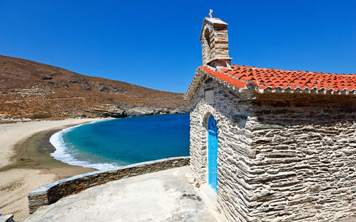 Kleine Kapelle am Achla-Strand © Constantinos Iliopoulos / Shutterstock.com