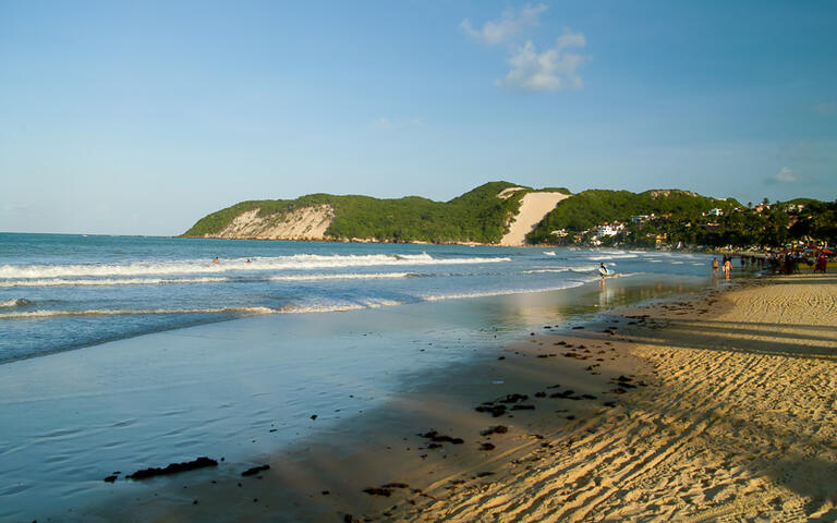 Der Ponta Negra Beach zählt zu einem der schönsten und beliebtesten Strände in Süd-Brasilien © jbor / shutterstock.com