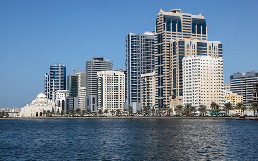 Moschee und Hochhäuser an der Küste von Sharjah © Philip Lange / Shutterstock.com