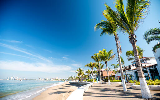 Strandpromenade in Puerto Vallarta, Pazifikküste, Mexiko © Chris Howey / Shutterstock.com