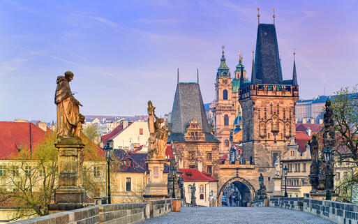 Karlsbrücke in Prag © Boris Stroujko / Shutterstock.com
