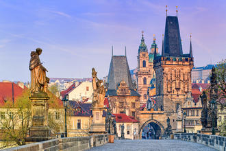Karlsbrücke in Prag © Boris Stroujko / Shutterstock.com