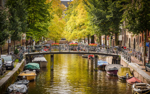 Grachtenbrücke in Amsterdam - Grachten ist der niederländische Begriff für Kanal, Graben oder Wassergraben © S.Borisov / Shutterstock.com