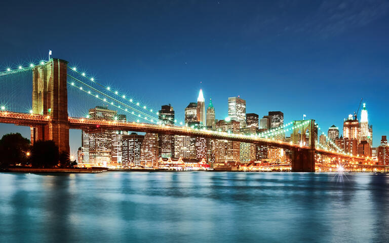 Die Manhattan Brigde und die Skyline von New York bei  Nacht, USA © IM_photo / Shutterstock.com