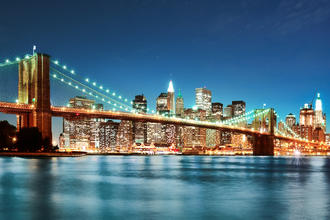 Die Manhattan Brigde und die Skyline von New York bei Nacht, USA © IM_photo / Shutterstock.com