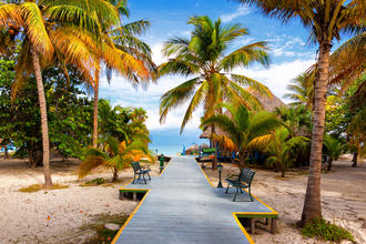 Der Steg führt zum tropischen Strand Varadero © Kamira / Shutterstock.com