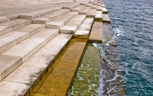 Die Meeresorgel im Hafen von Zadar lässt die Töne des Meeres weit erklingen © xbrchx / shutterstock.com