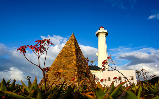 Pyramide und Leuchtturm im Donkin Reservat, Port Elizabeth © Four Oaks / Shutterstock.com