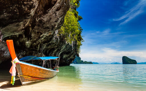 Boote in der Bucht der Phang Nga Bay, Thailand © Agnieszka Guzowska / Shutterstock.com