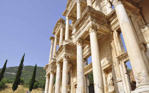 Die antike Celsus Bibliothek in Ephesos, nahe bei Selçuk © Raquel Pedrosa / Shutterstock.com