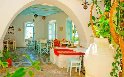 Kleines, traditionelles Café mitten in Chora, dem Hauptort der Insel © Nikos Psychogios / Shutterstock.com