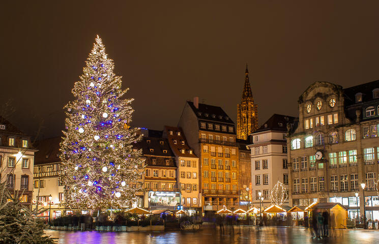 Im französichen Straßburg findet alljährlich einer der schönsten Weihnachtsmärkte statt © Leonid Andronov / Shutterstock.com