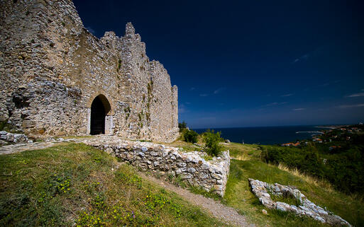 Der Eingang zu den Ruinen des mittelalterlichen Schlosses an der olympischen Riviera © TheVectorminator  / Shutterstock.com