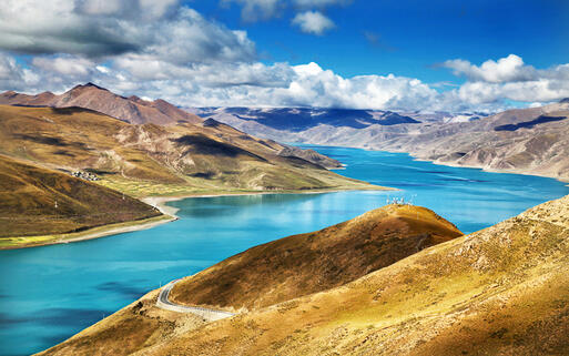 Der prachtvoll schimmernde Yamdrok-Tso See in Tibet © N K / Shutterstock.com