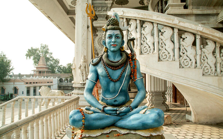 Eine Shiva Statue im Chattapur Mandir Tempel in Neu Delhi, Indien © dubassy / Shutterstock.com
