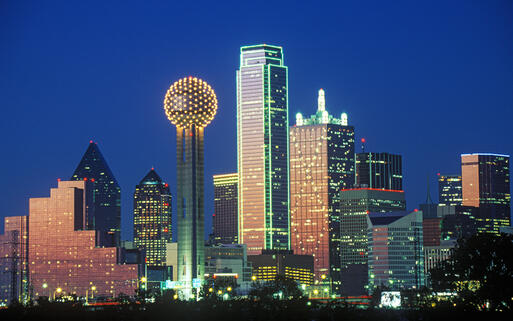 Die Skyline von Dallas bei Nacht, Texas, USA © spirit of america / Shutterstock.com