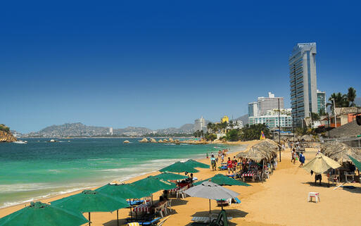 Blick auf den Strand von Acapulco © Erkki & Hanna / Shutterstock.com