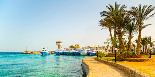 Promenade von Hurghada mit Blick auf den Hafen © Agnieszka Guzowska / shutterstock.com