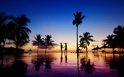 Romantische Sonnenuntergangsstimmung am Strand © MNStudio