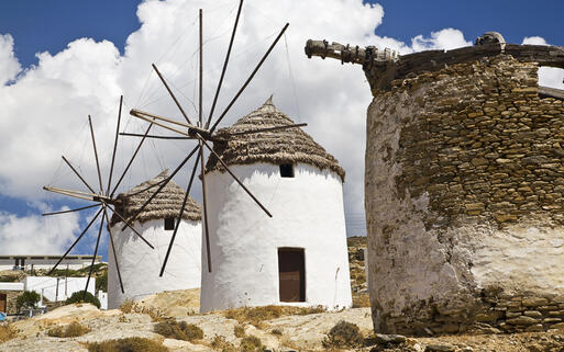 Alte griechische Windmühlen auf der Insel Ios © Alex Yeung / Shutterstock.com