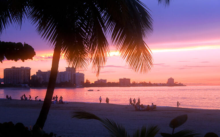 Sonnenuntergang am Strand von San Juan © ARENA Creative / shutterstock.com