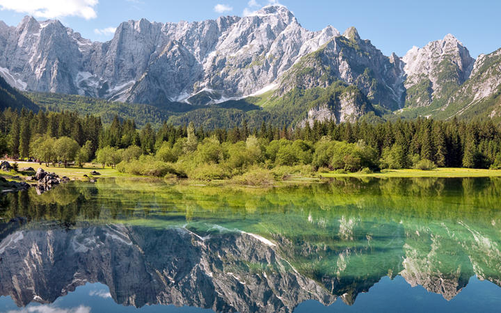 Der See Lago di Fusine in Udine, Italien © Pablo Debat / Shutterstock.com