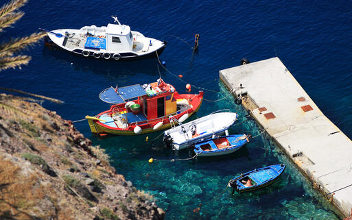 Fischerboote am Hafen von Oia auf Santorin © Netfalls - Remy Musser / Shutterstock.com