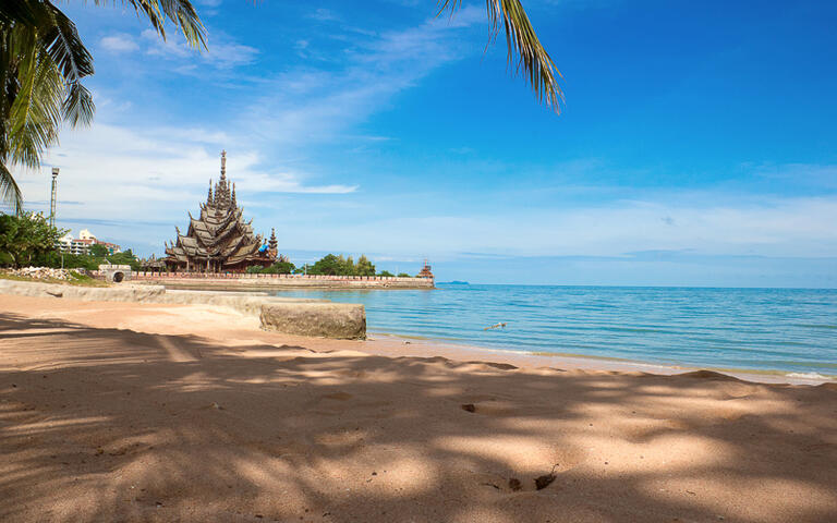 Strand vor dem Wang Boran & Prasat Mai Tempel, Pattaya, Thailand © Lily81 / shutterstock.com