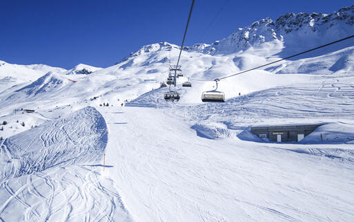 Blick auf das beliebte Skigebiet Lenzerheide in Graubünden, Schweiz © gevision / shutterstock.com