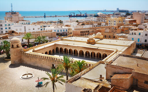 Große Moschee in der Nähe des Hafens, Sousse, Tunesien © Adisa / Shutterstock.com