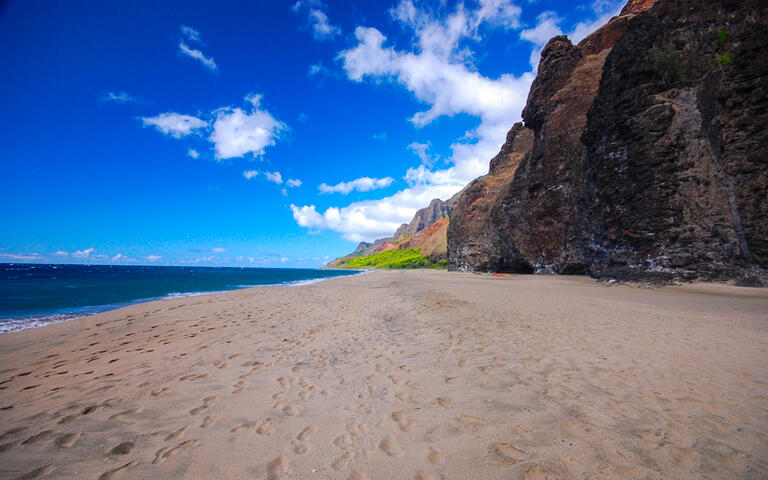 Der Kalalau Strand auf der Insel Lanai, Hawaii, USA © lauraslens / Shutterstock.com