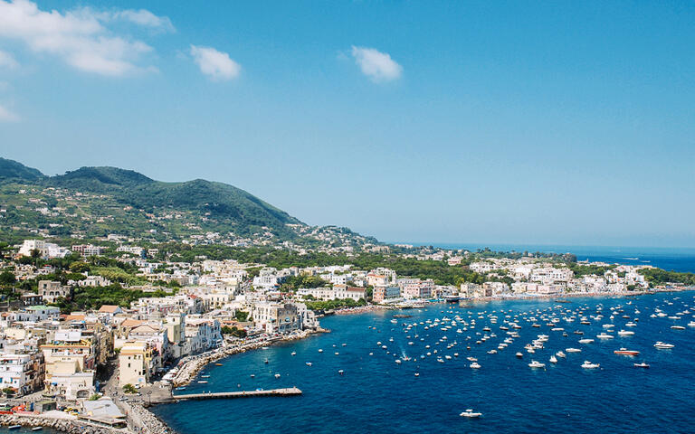 Blick auf die Küste der Insel Ischia, Italien © Natalia Barsukova / shutterstock.com