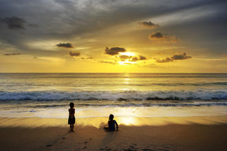 Sonneuntergang an einem Strand in Khao Lak, Thailand © worradirek / Shutterstock.com