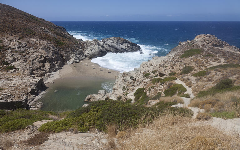 Eine felsige Bucht auf Ikaria © Portokalis  / Shutterstock.com