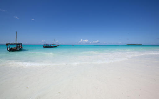 Boote am Nungwi Beach © Dr_Flash / Shutterstock.com