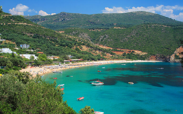 Der beliebte Lichnos Beach in Parga, Griechenland © Netfalls - Remy Musser / Shutterstock.com
