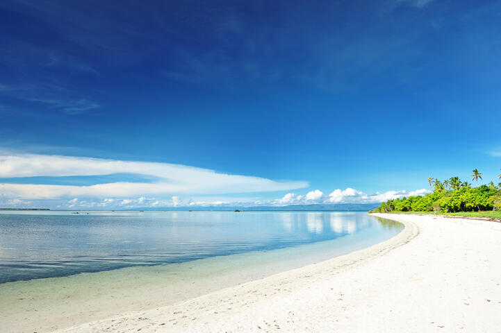 Traumhafter Strand einer unbewohnten Insel der Phillipinen © haveseen / shutterstock.com