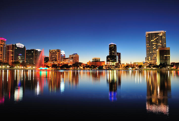 Der See Lake Eola und die Skyline von Orlando bei Nacht, Florida, USA © Songquan Deng / Shutterstock.com