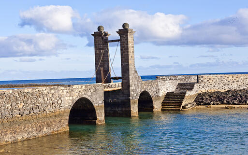 Zugbrücke des Castillo de San Gabriel Schloss in Arrecife, Lanzarote, Spanien © Jorg Hackemann  / Shutterstock.com