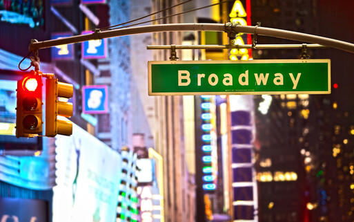 Broadway Straßenschild in New York City bei Nacht © Stuart Monk / Shutterstock.com