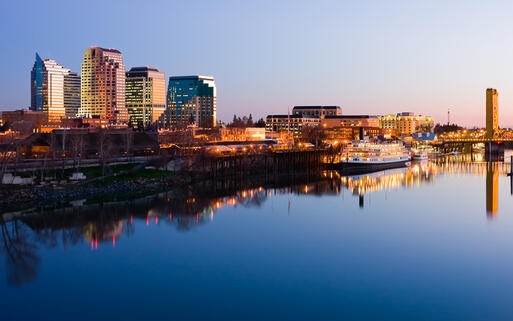 Sacramento's Skyline bei Nacht, Kalifornien, USA © Andrew Zarivny / Shutterstock.com