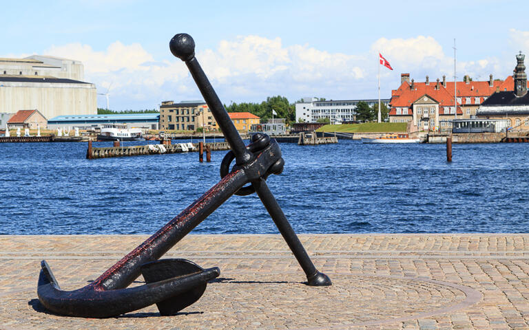 Ein großer Anker im Hafen von Kopenhagen, Dänemark © Kyrien / Shutterstock.com