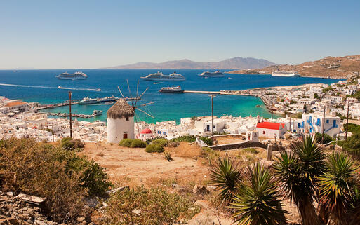 Blick auf den alten Hafen von Mykonos mit einer Windmühle © Natalia Dobryanskaya / Shutterstock.com
