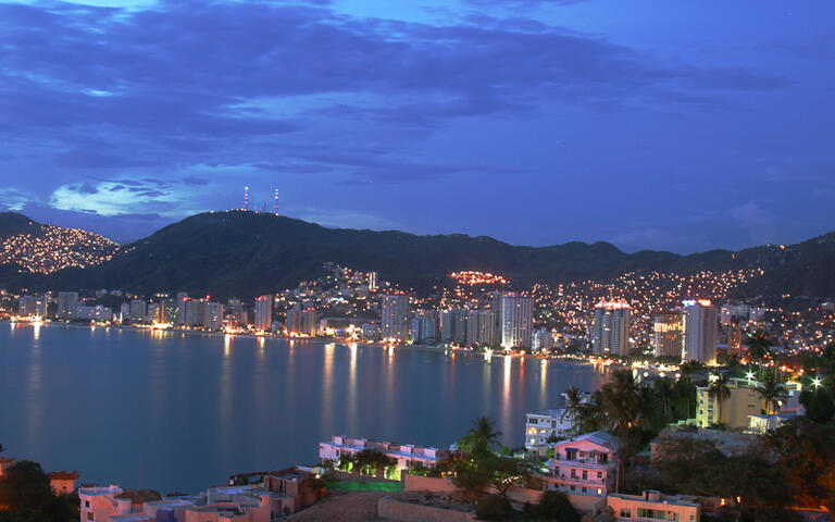 Die Bucht von Alcapulco bei Nacht © Humberto Ortega / Shutterstock.com